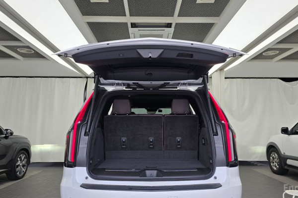 2023 Cadillac Escalade с пробегом 65 875 км