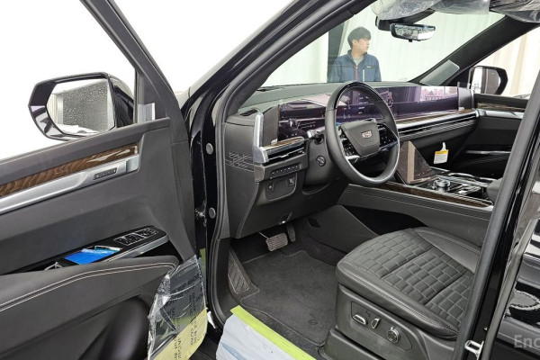 2025 Cadillac Escalade с пробегом 2 020 км