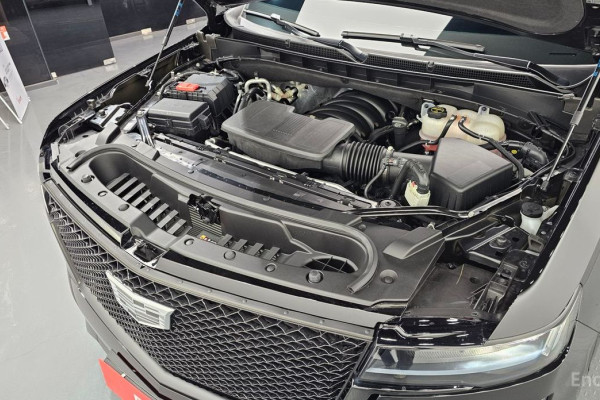 2024 Cadillac Escalade с пробегом 9 358 км