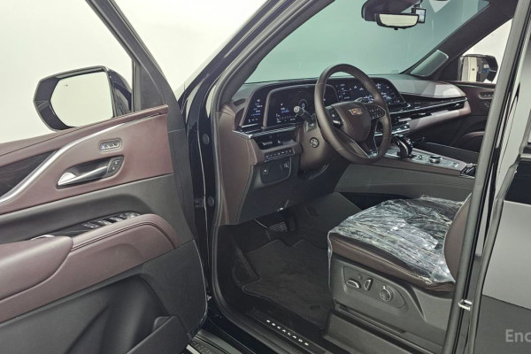 2024 Cadillac Escalade с пробегом 9 358 км