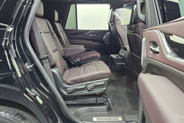 2024 Cadillac Escalade с пробегом 9 358 км
