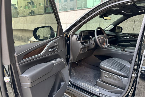 2023 Cadillac Escalade с пробегом 5 300 км