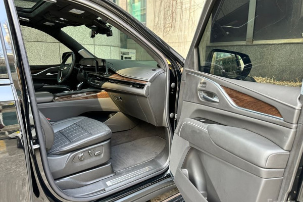 2023 Cadillac Escalade с пробегом 5 300 км