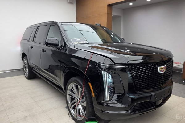 2025 Cadillac Escalade с пробегом 5 км