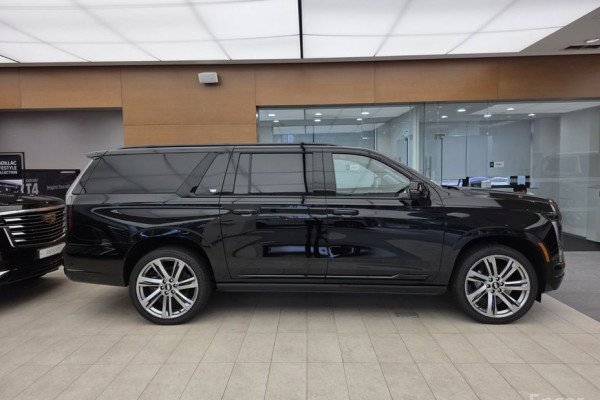 2025 Cadillac Escalade с пробегом 5 км