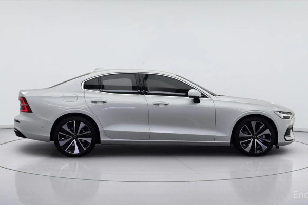 2023 Volvo S60 с пробегом 10 118 км