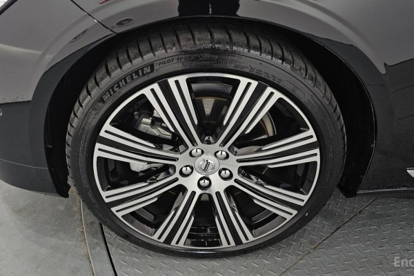 2023 Volvo S90 с пробегом 8 800 км