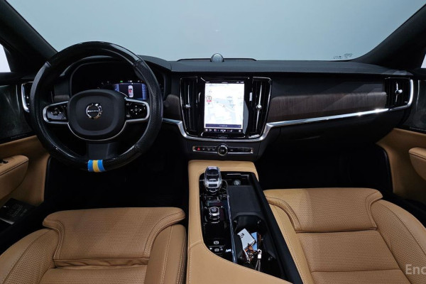 2023 Volvo S90 с пробегом 8 800 км