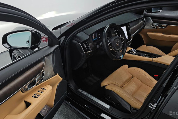 2023 Volvo S90 с пробегом 8 800 км