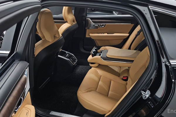 2023 Volvo S90 с пробегом 8 800 км