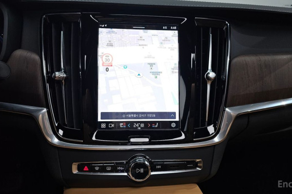 2023 Volvo S90 с пробегом 8 800 км