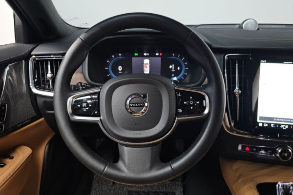 2023 Volvo S90 с пробегом 28 014 км