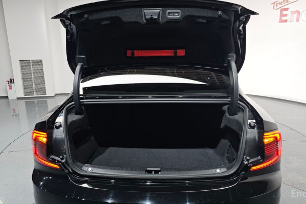 2023 Volvo S90 с пробегом 28 014 км