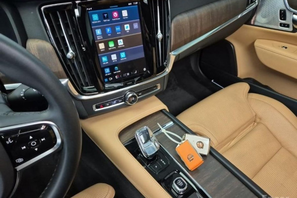 2022 Volvo S90 с пробегом 45 722 км