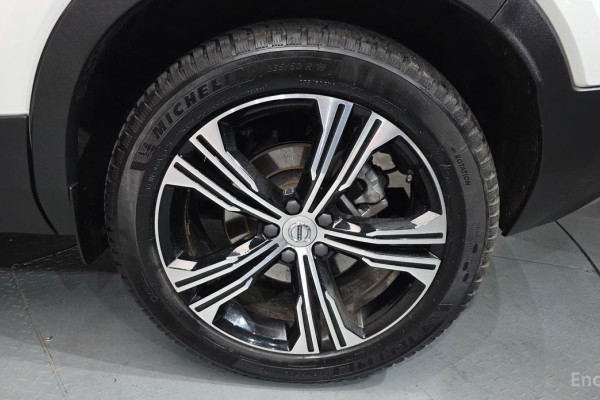 2020 Volvo XC40 с пробегом 62 417 км