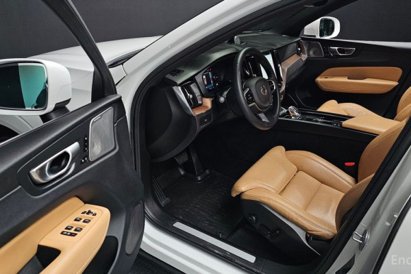 2023 Volvo XC60 с пробегом 35 194 км