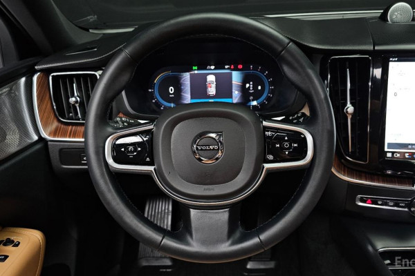 2023 Volvo XC60 с пробегом 35 194 км