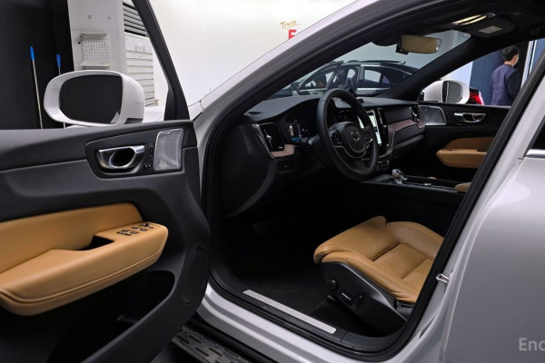 2023 Volvo XC60 с пробегом 40 455 км