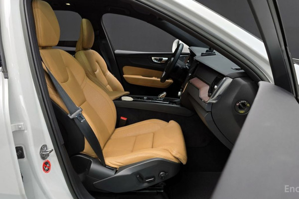 2023 Volvo XC60 с пробегом 40 455 км