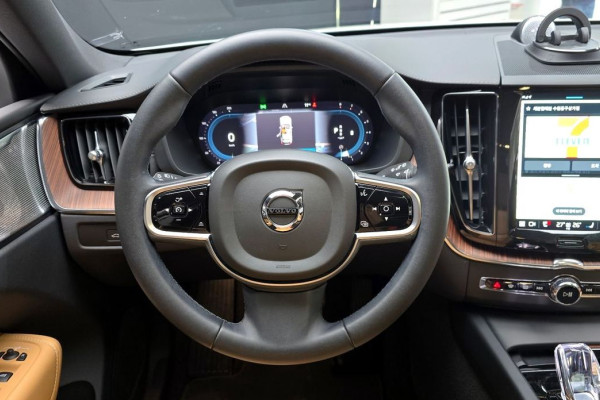 2023 Volvo XC60 с пробегом 40 455 км