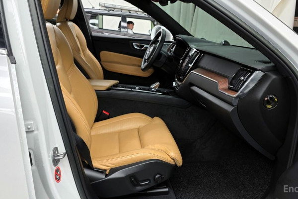 2023 Volvo XC60 с пробегом 38 272 км