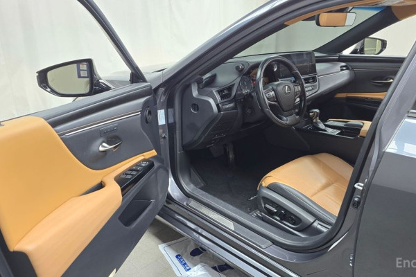 2022 Lexus ES с пробегом 43 012 км