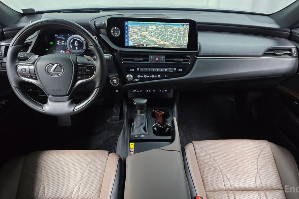 2023 Lexus ES с пробегом 12 542 км