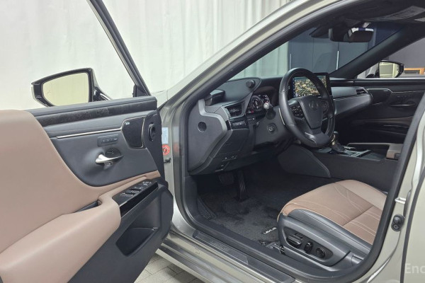 2023 Lexus ES с пробегом 12 542 км