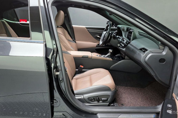 2023 Lexus ES с пробегом 29 676 км