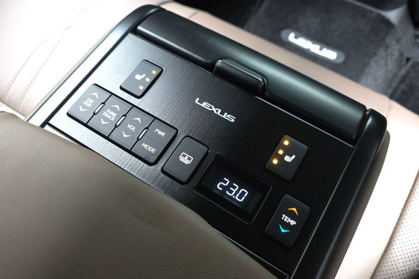 2023 Lexus ES с пробегом 12 542 км