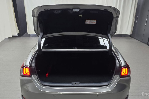 2023 Lexus ES с пробегом 12 542 км