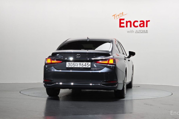 2023 Lexus ES с пробегом 32 248 км