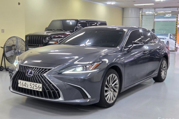 2022 Lexus ES с пробегом 62 645 км