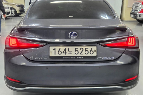 2022 Lexus ES с пробегом 62 645 км
