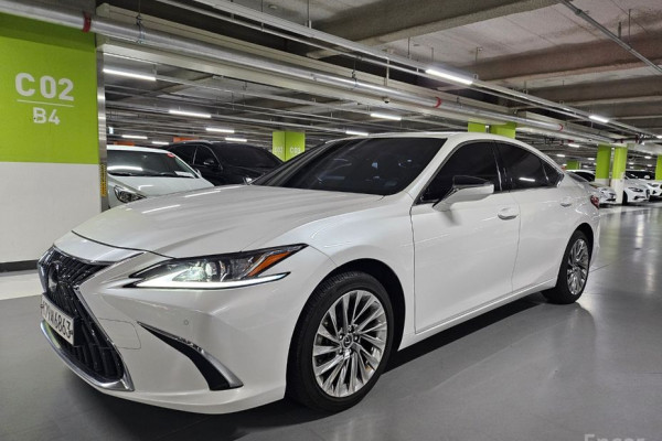 2023 Lexus ES с пробегом 24 262 км