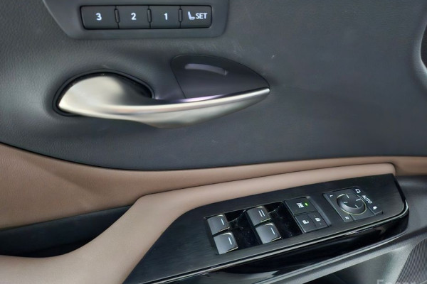 2023 Lexus ES с пробегом 24 262 км