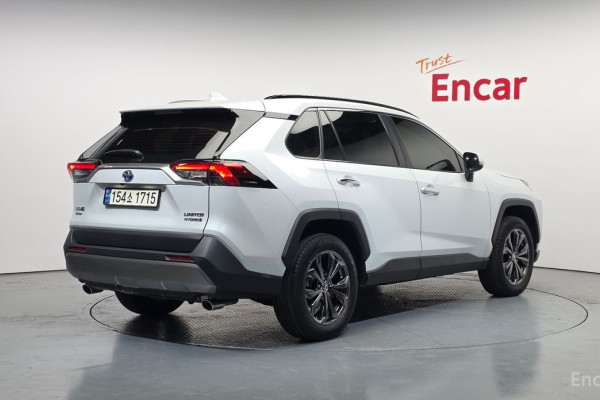 2023 Toyota RAV4 с пробегом 17 500 км