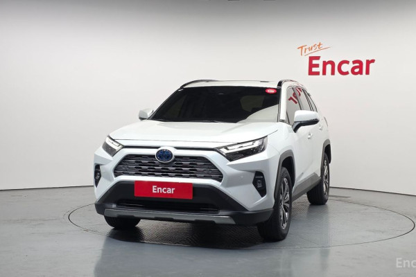 2023 Toyota RAV4 с пробегом 17 500 км