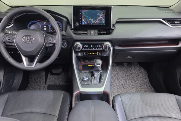 2023 Toyota RAV4 с пробегом 17 500 км