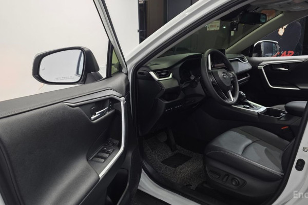 2023 Toyota RAV4 с пробегом 17 500 км