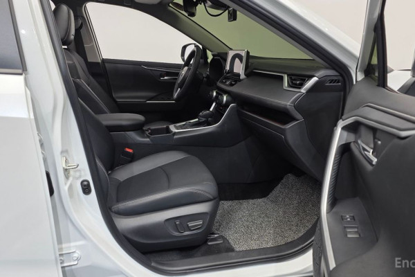 2023 Toyota RAV4 с пробегом 17 500 км