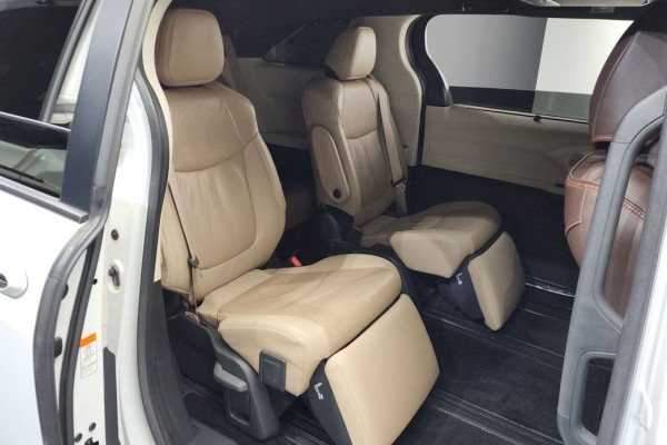 2023 Toyota Sienna с пробегом 44 673 км