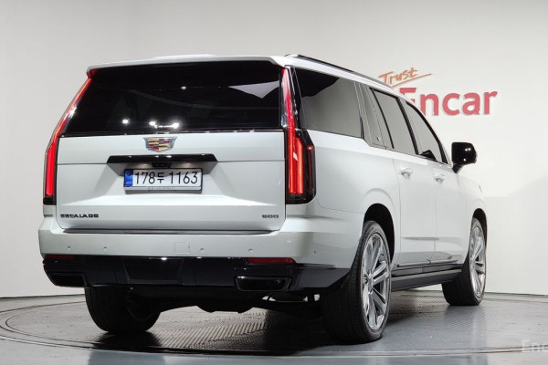 2025 Cadillac Escalade с пробегом 14 837 км
