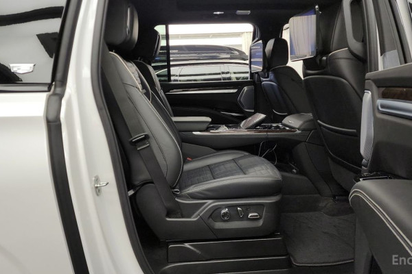 2025 Cadillac Escalade с пробегом 14 837 км