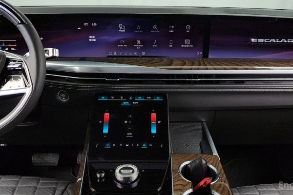 2025 Cadillac Escalade с пробегом 14 837 км