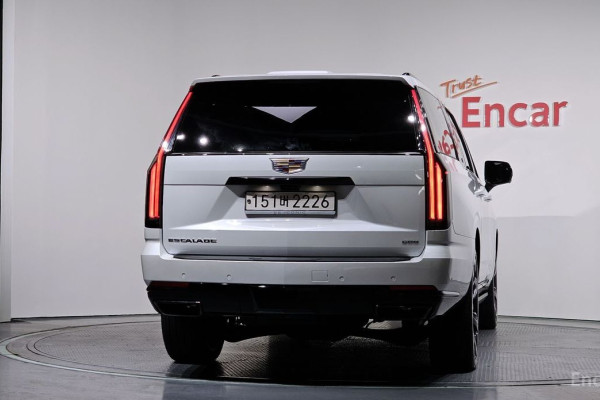 2025 Cadillac Escalade с пробегом 5 888 км