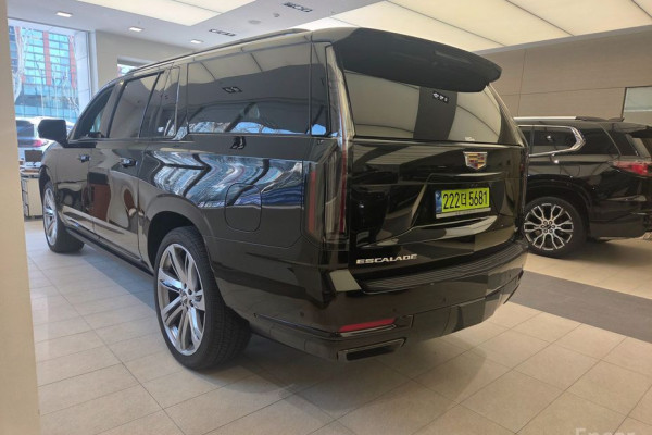 2025 Cadillac Escalade с пробегом 9 244 км