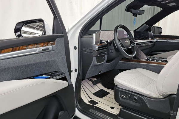 2025 Cadillac Escalade с пробегом 5 888 км