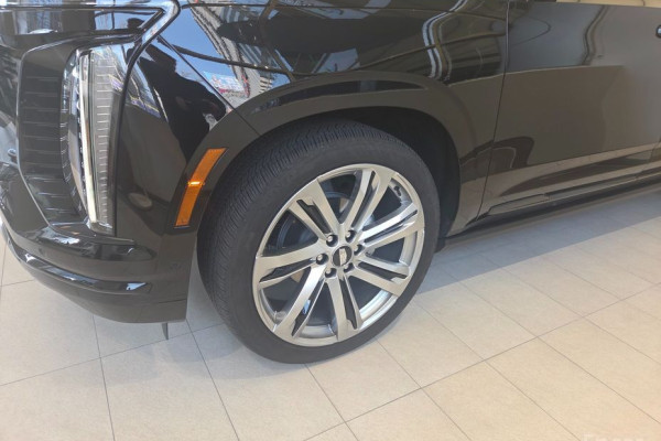 2025 Cadillac Escalade с пробегом 9 244 км