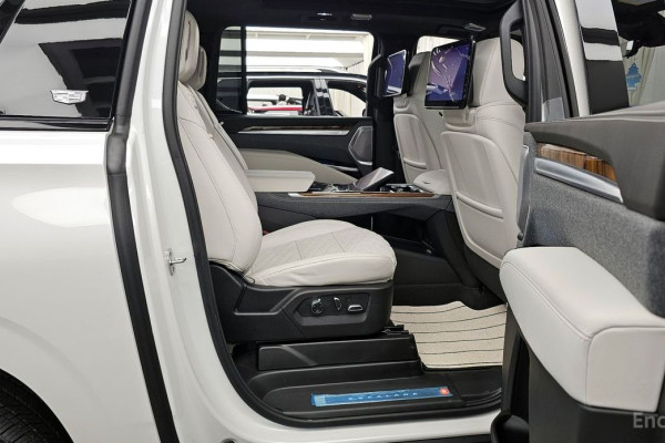 2025 Cadillac Escalade с пробегом 5 888 км